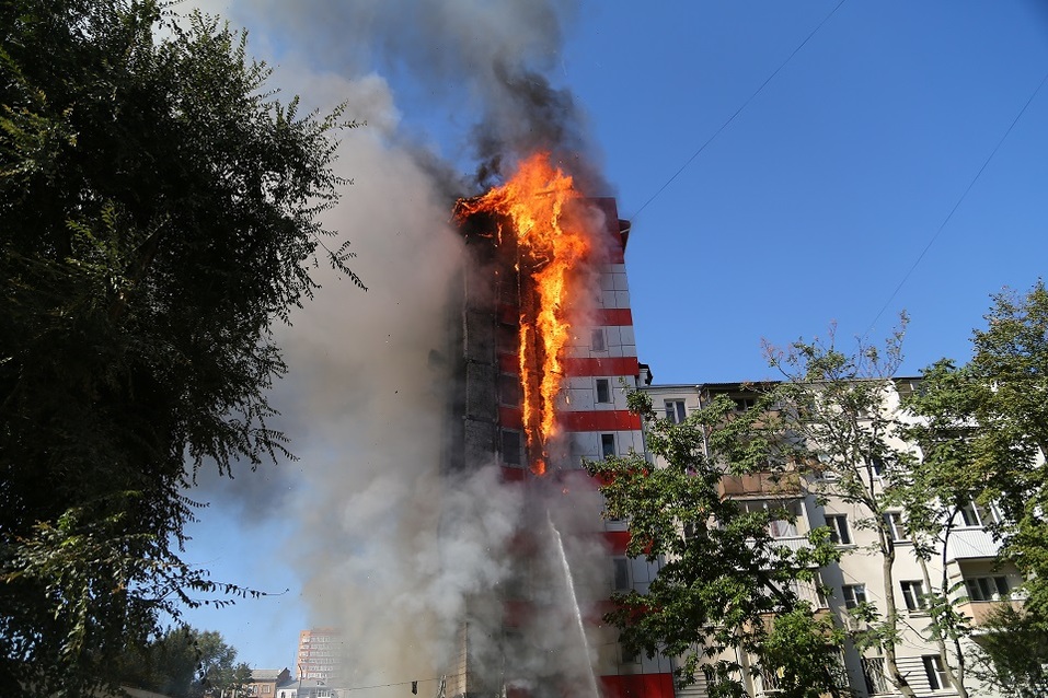 Пожар в центре Ростова сейчас. Горящий квартал. Пожар в Торн Хаус. Горящие здание в Крыму.