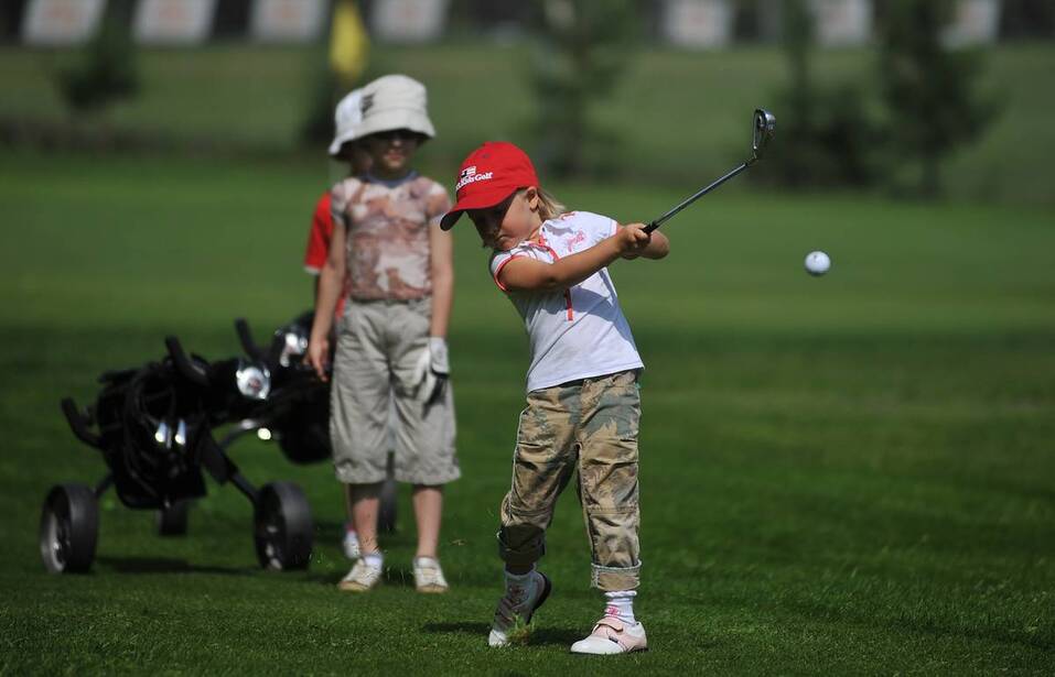 Учит играть в гольф. Гольф детский. Дети в гольфах. Современный гольф. Игра гольф для детей.