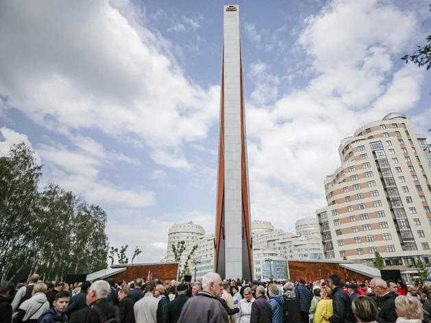 В Екатеринбурге открыли 42-метровую стелу «Город трудовой доблести»