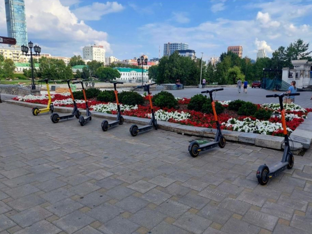 В Екатеринбурге хотят ввести запрет на передвижение самокатчиков в центре города