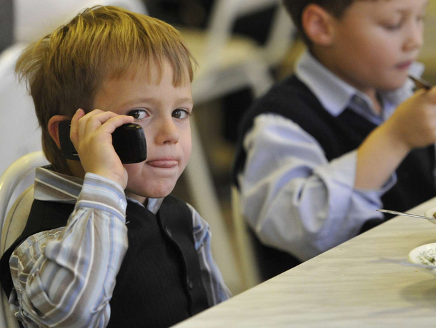«Трудовое воспитание»: Госдума официально запретила сотовые телефоны школьникам