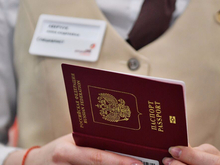 В России начал действовать закон об изъятии загранпаспорта на границе. Кого не выпустят?