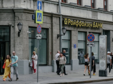 Райффайзенбанк сокращает бизнес в России. Банк прекратит переводы в долларах

