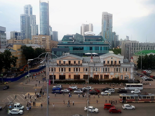 В Екатеринбурге решают, каким цветом должны быть такси. Оставят ли шашечки?