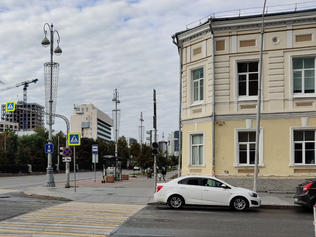 Автовладельцам запретят парковаться на десятках улиц Екатеринбурга 